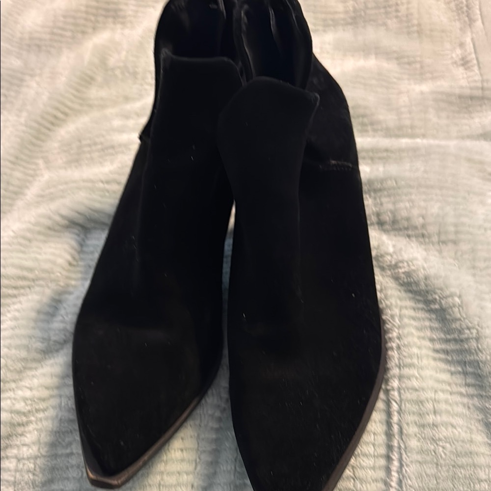 Elegant Black Women's Ankle Boots. Velour. Vince Camuto size 6.5